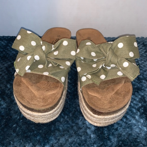Wells Comfort-Poke a Dot Slide-on Sandals. - Picture 2 of 4